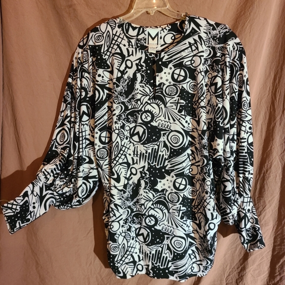 Fun shirt! It says 3x but it'll fit sizes 14 to 3x. Excellent condition.